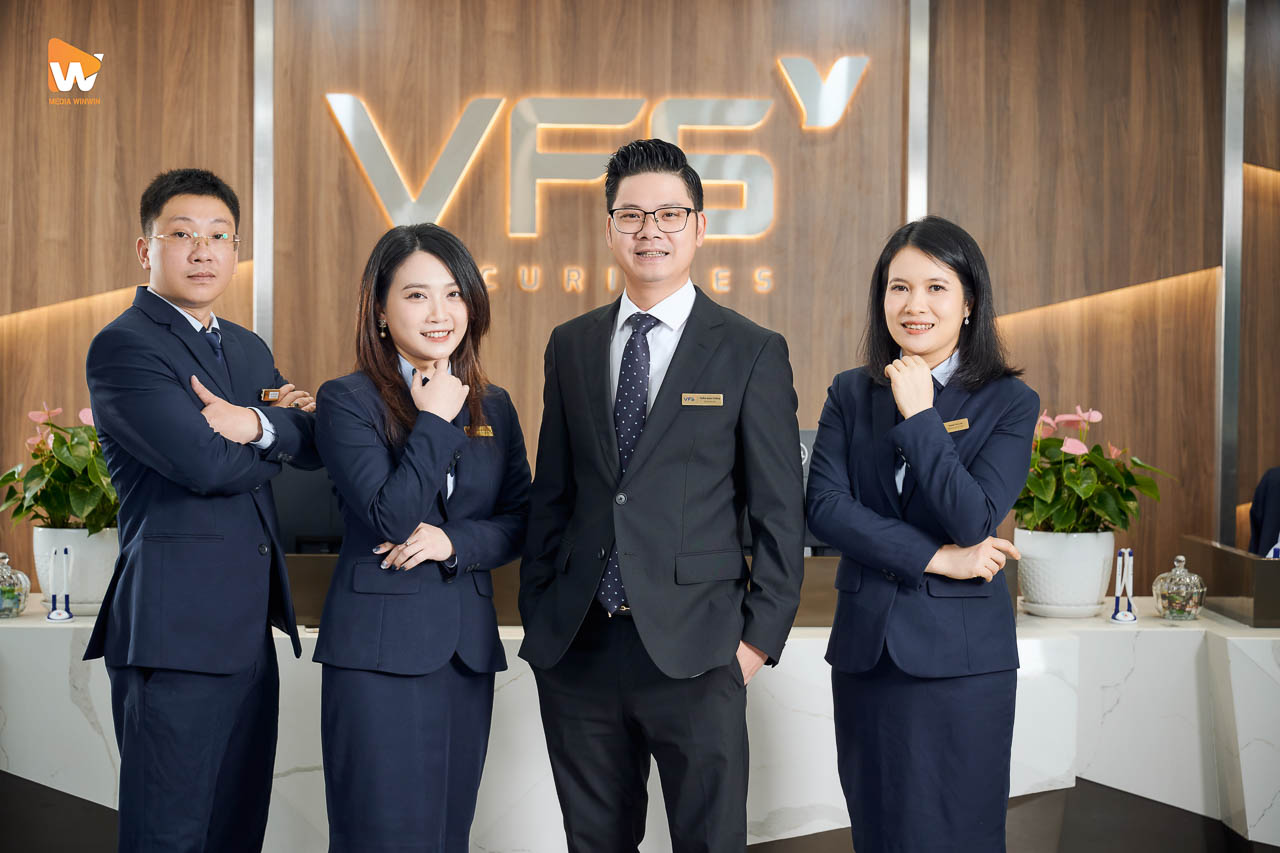 Chụp ảnh profile công ty chứng khoán VFS Securities, nhóm nhân sự trước logo tại quầy giao dịch